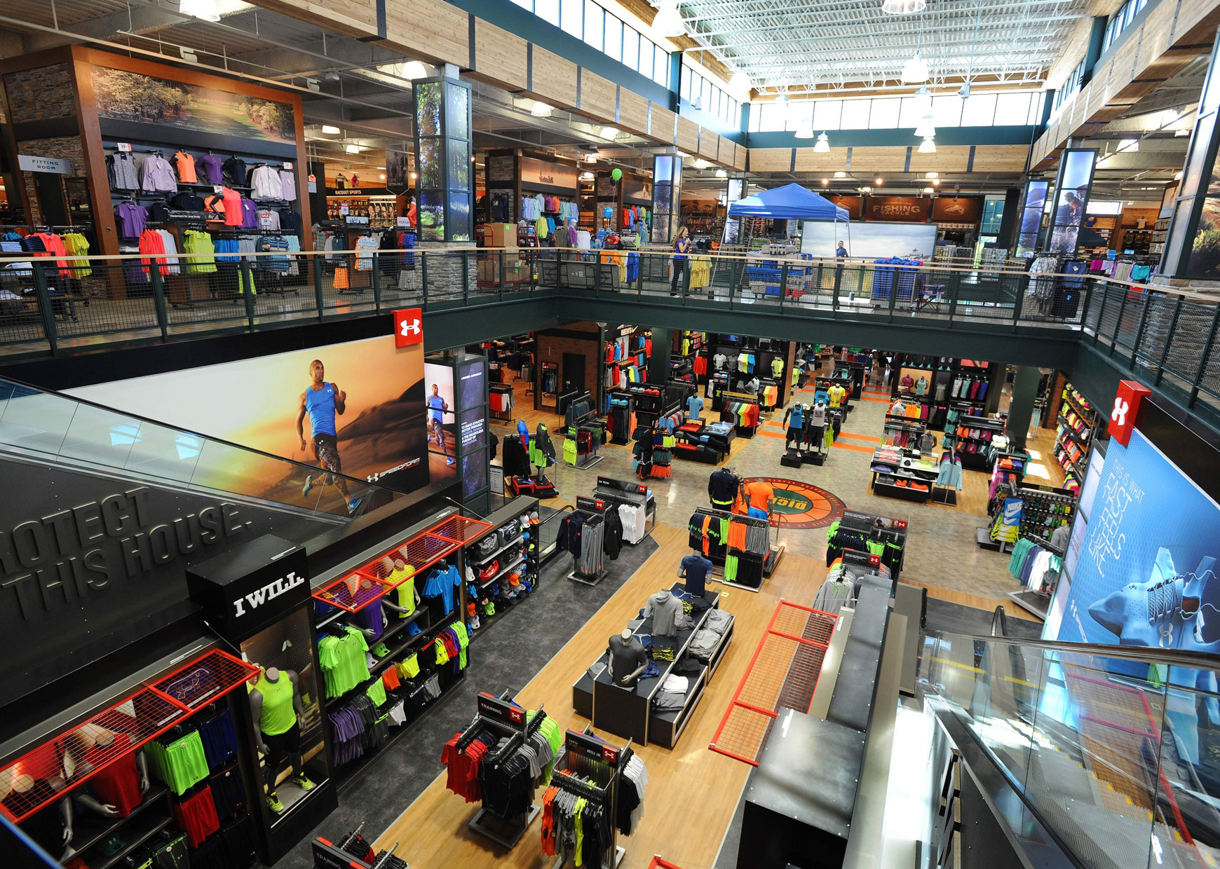 signage & graphics at a sporting goods retail store.